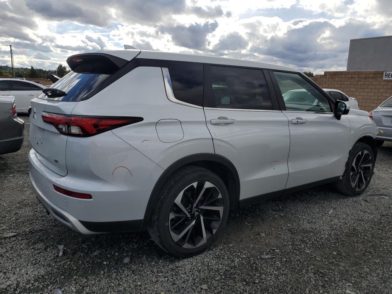 2022 Mitsubishi Outlander Se - Image 3