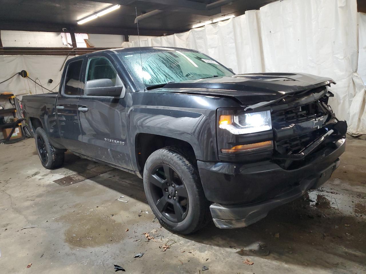 2017 Chevrolet Silverado K1500 Custom - Фото 4