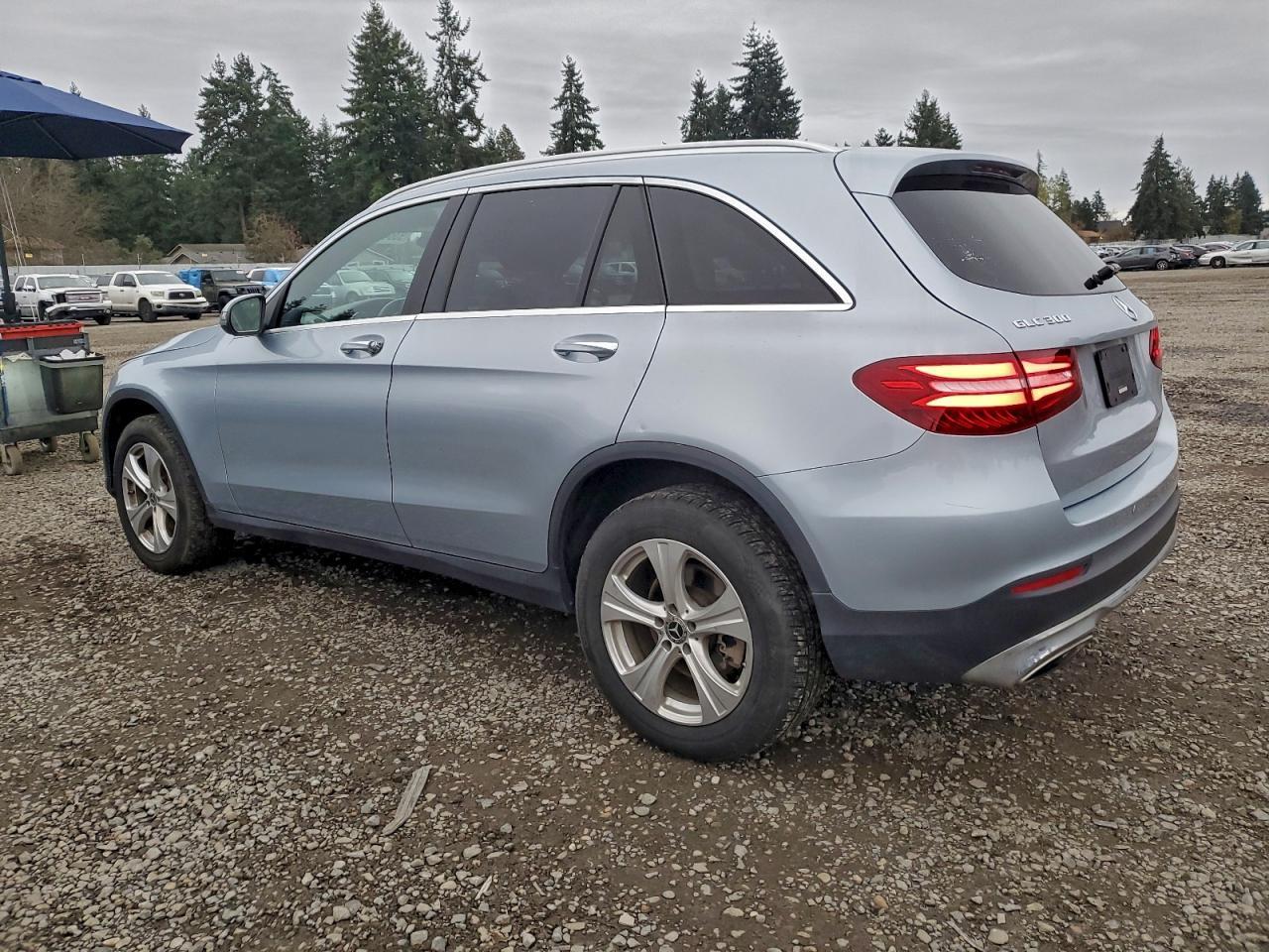 2017 Mercedes-Benz Glc 300 4Matic - Image 2