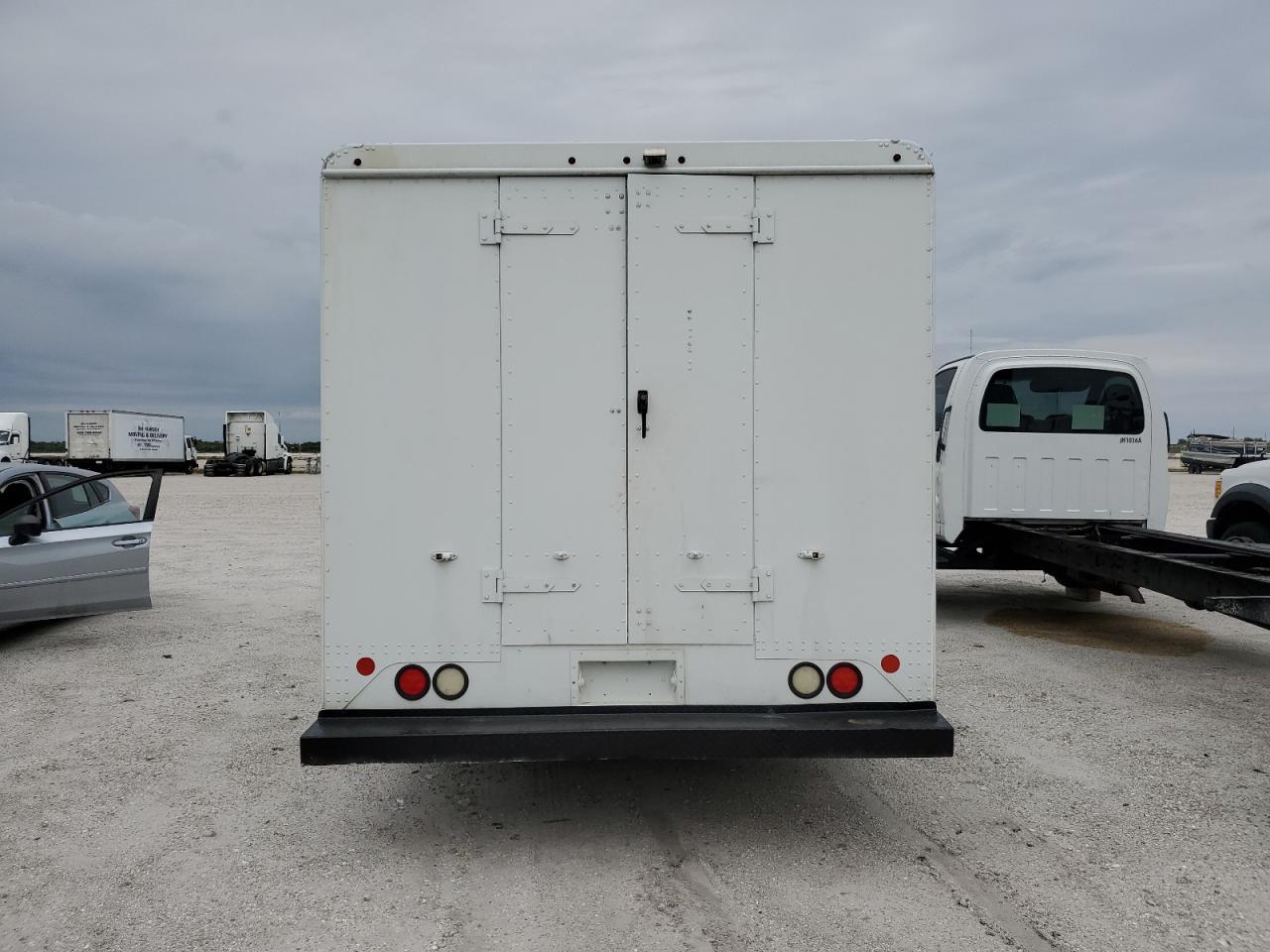 2016 Ford E350 Delivery Van - Фото 6