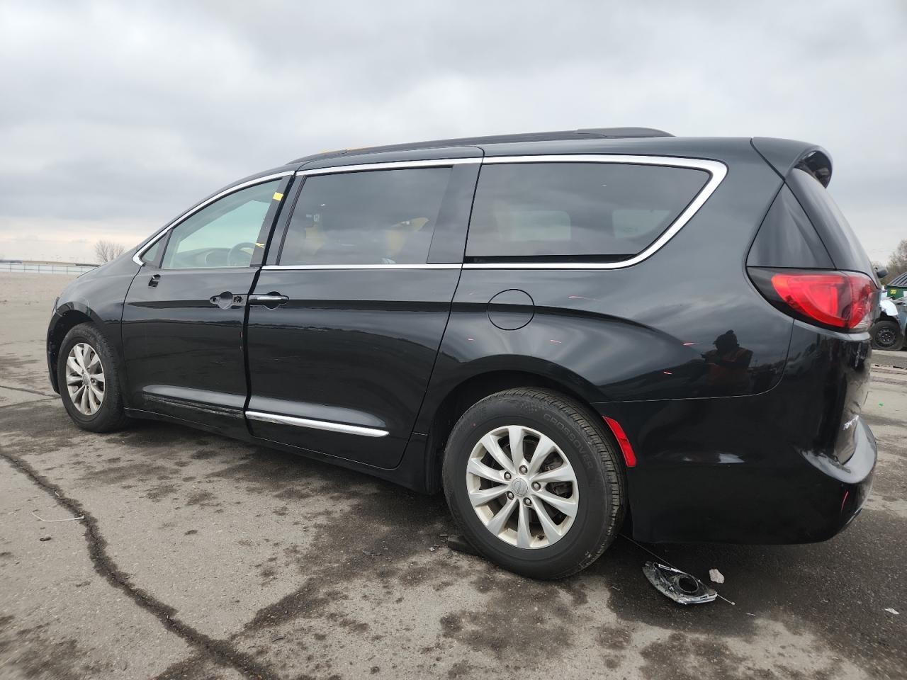 2017 Chrysler Pacifica Touring L - Фото 2