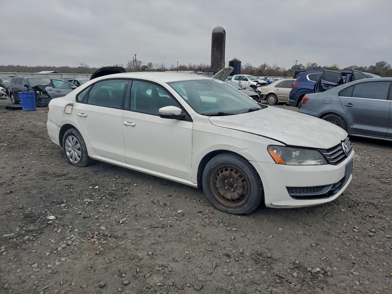 2013 Volkswagen Passat S - Image 4