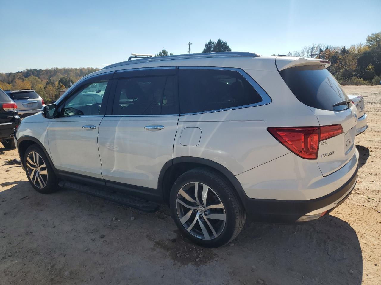 2017 Honda Pilot Touring - Image 2