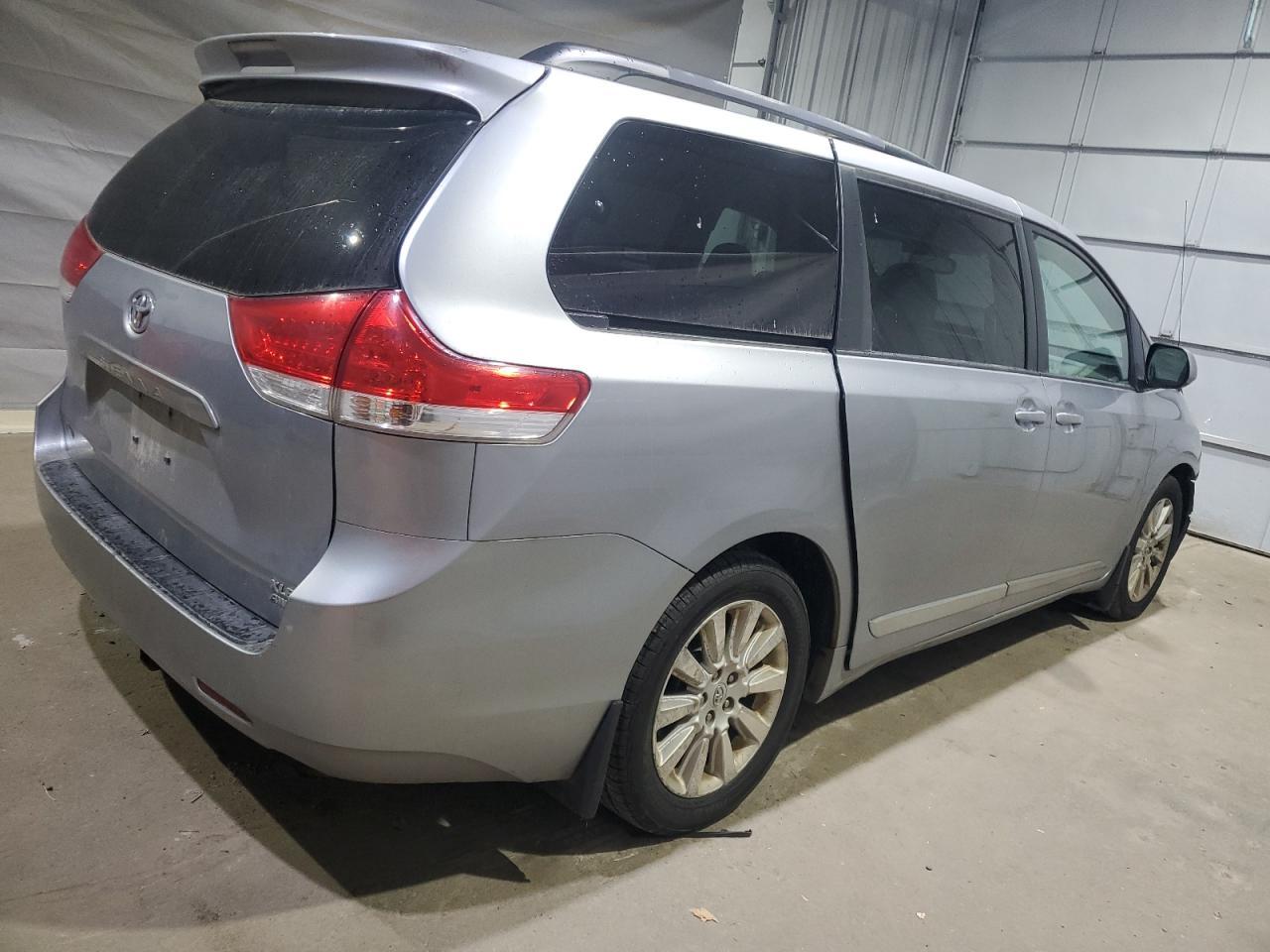 2011 Toyota Sienna Xle - Фото 3