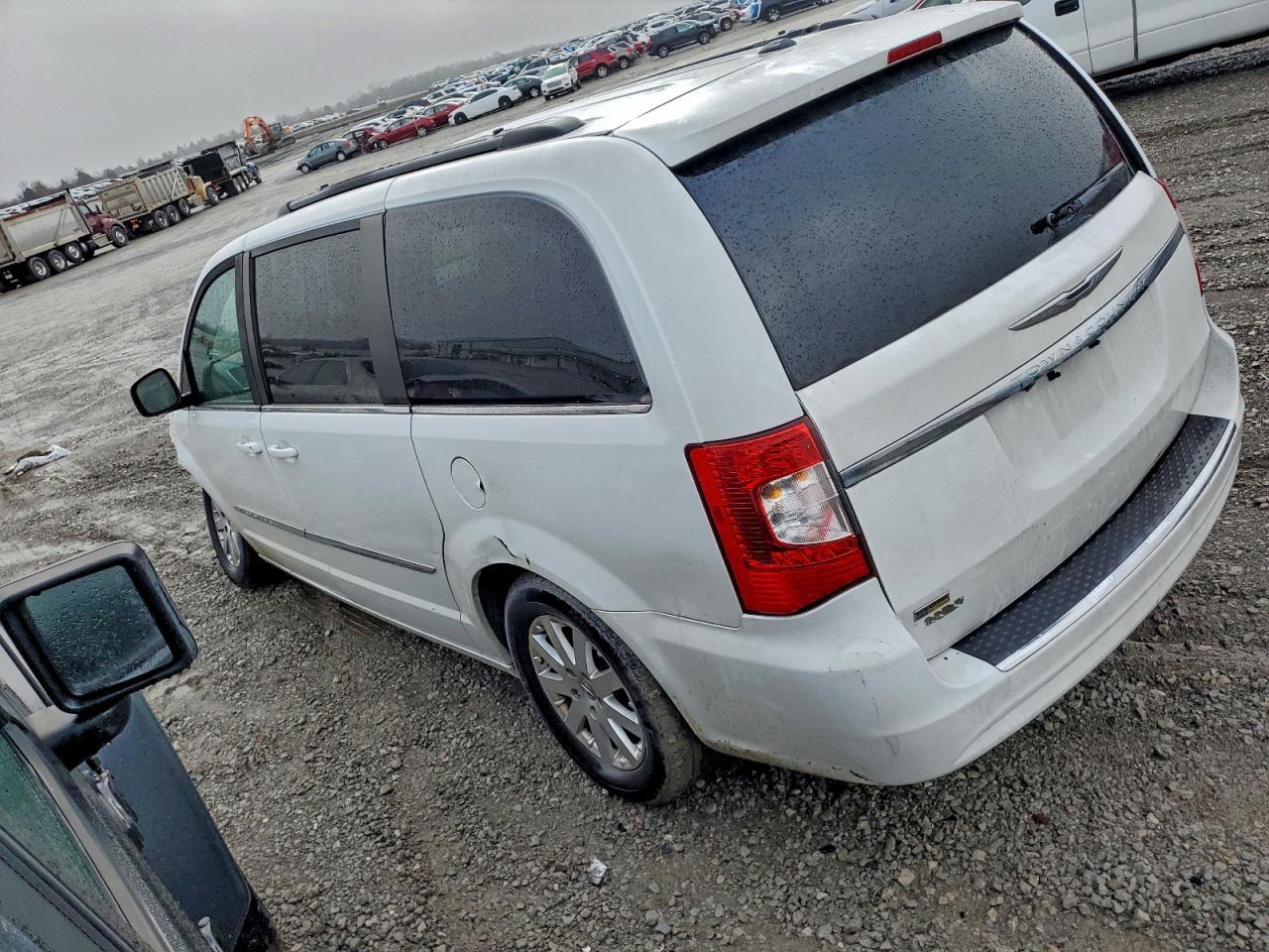 2016 Chrysler Town & Country Touring - Фото 2