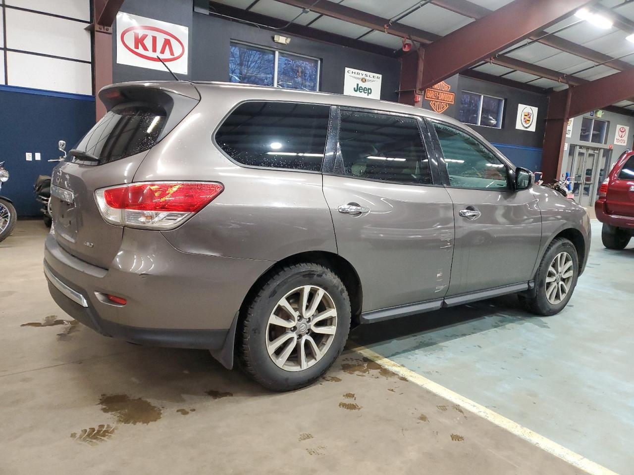 2014 Nissan Pathfinder S - Image 3