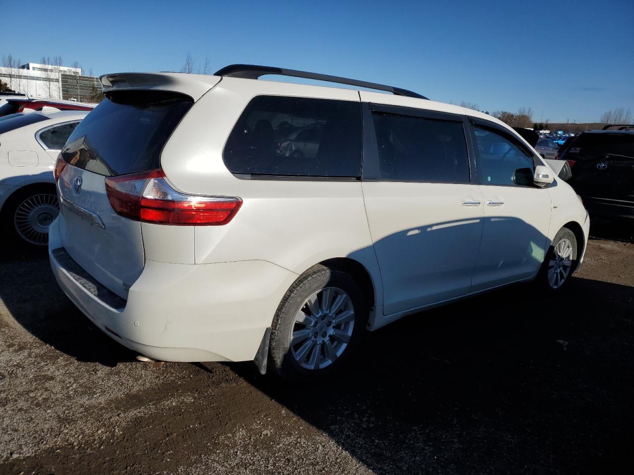 2017 Toyota Sienna Xle - Image 3