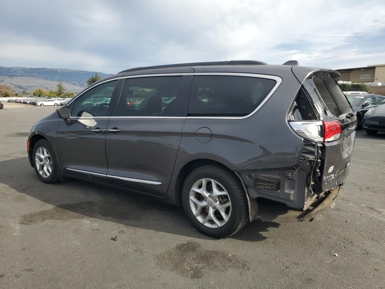 2017 Chrysler Pacifica Touring L - Фото 2