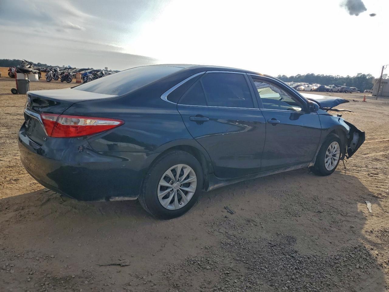2015 Toyota Camry Le - Фото 3