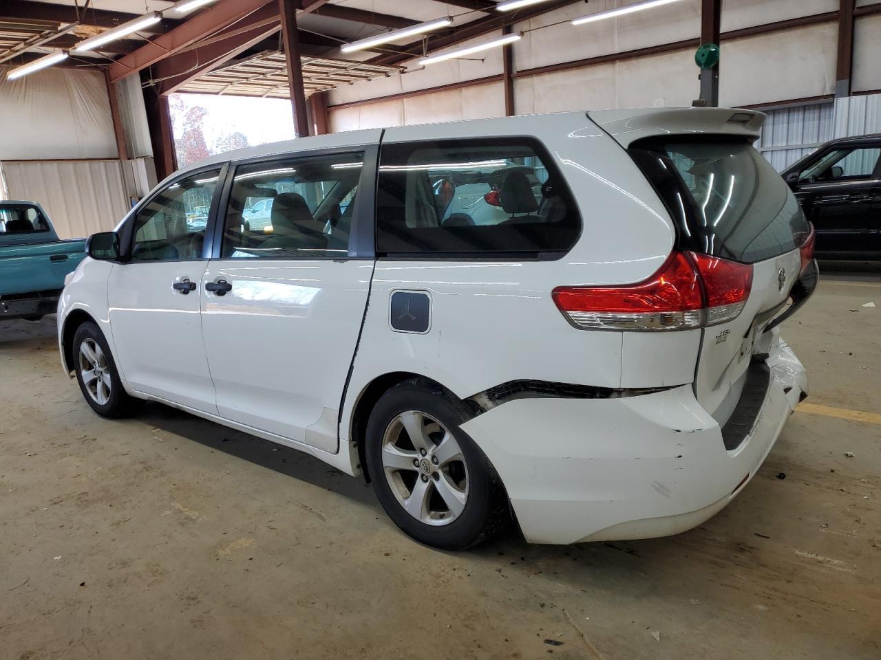 2013 Toyota Sienna - Фото 2