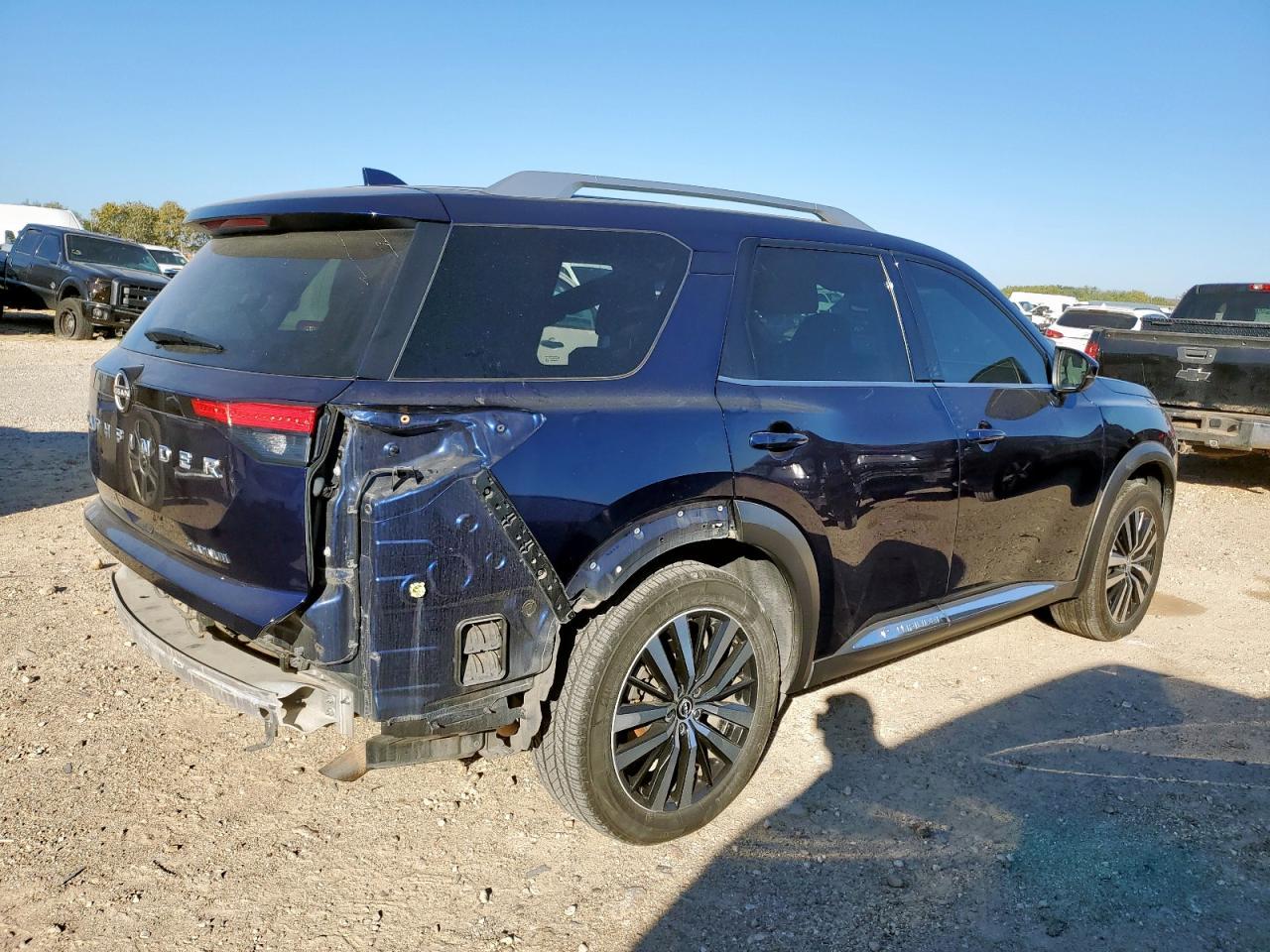 2023 Nissan Pathfinder Platinum - Image 3