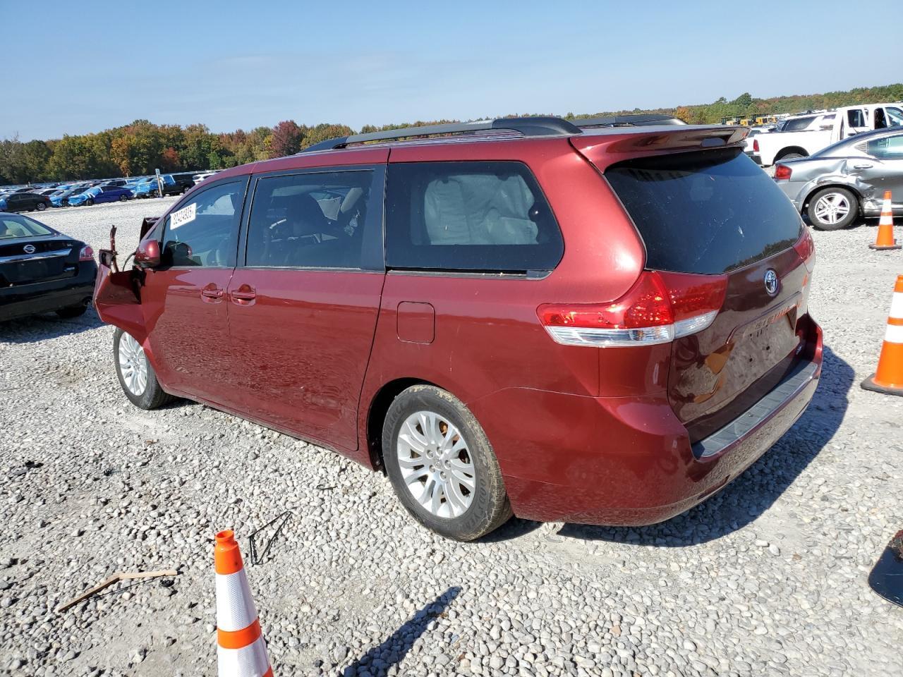 2013 Toyota Sienna Xle - Фото 2
