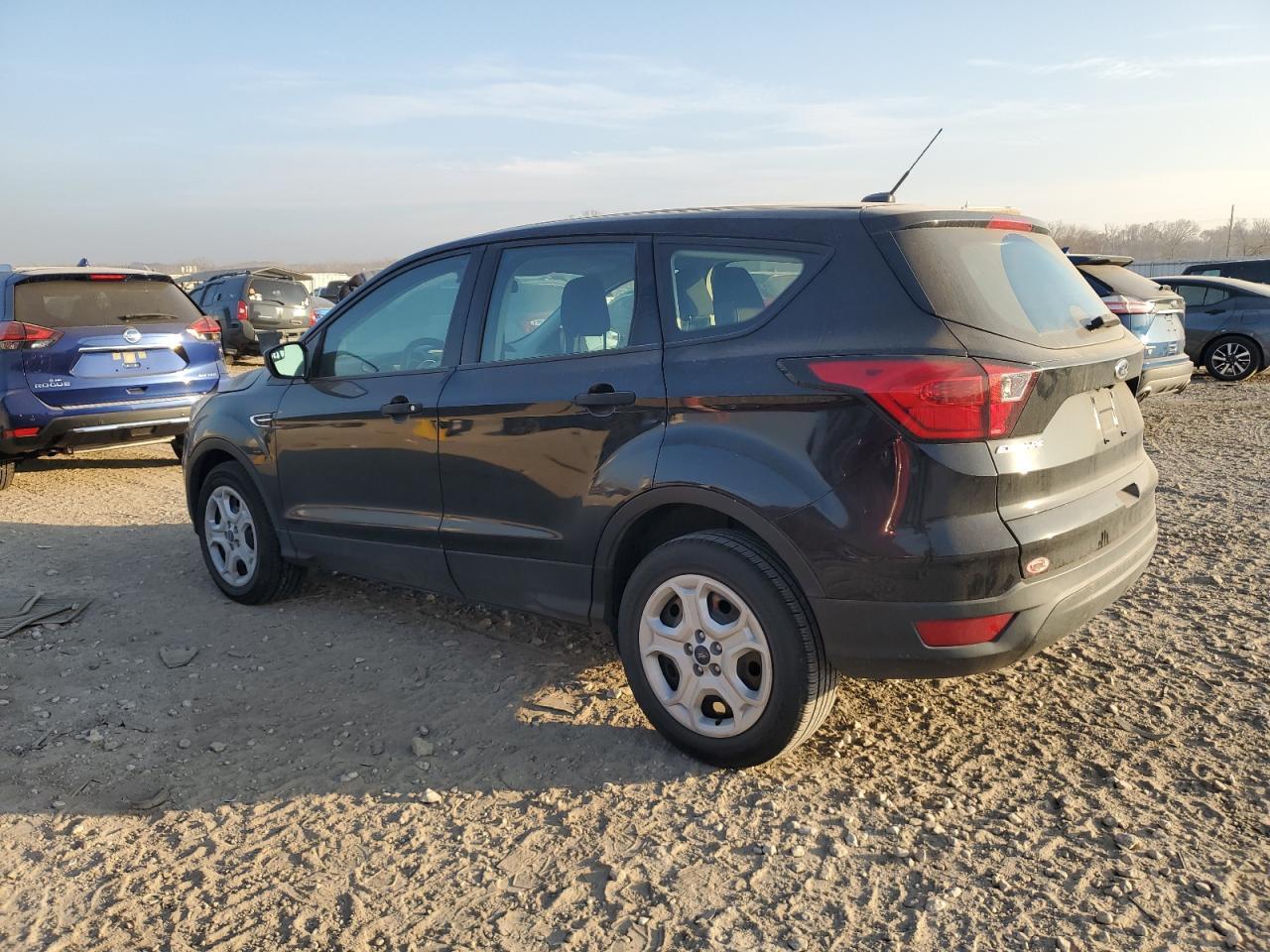 2019 Ford Escape S - Фото 2
