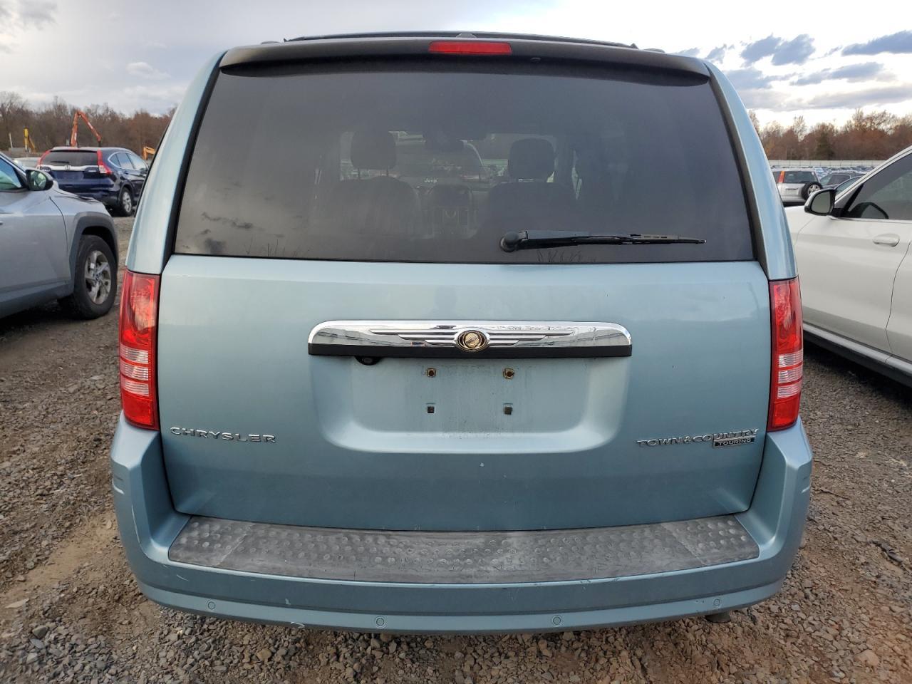 2010 Chrysler Town & Country Touring Plus - Фото 6