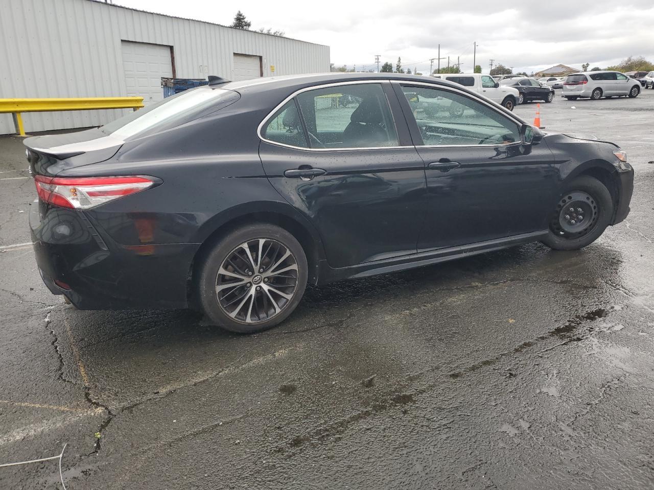 2020 Toyota Camry Se - Фото 3