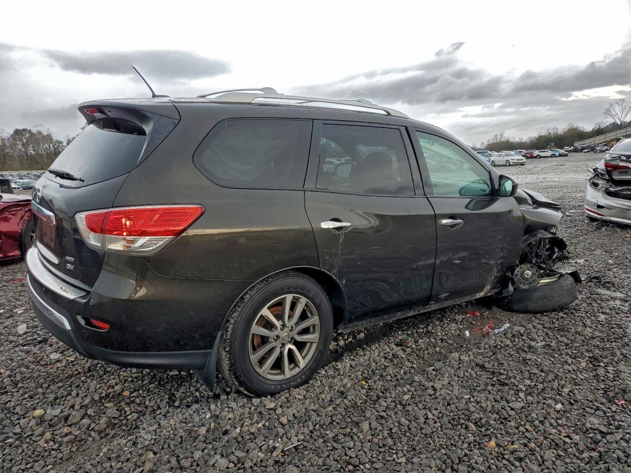 2015 Nissan Pathfinder S - Image 3
