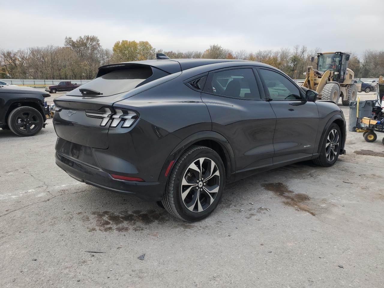 2021 Ford Mustang Mach-E Premium - Фото 3