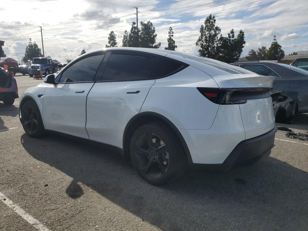 2026 Tesla Model Y - Фото 2