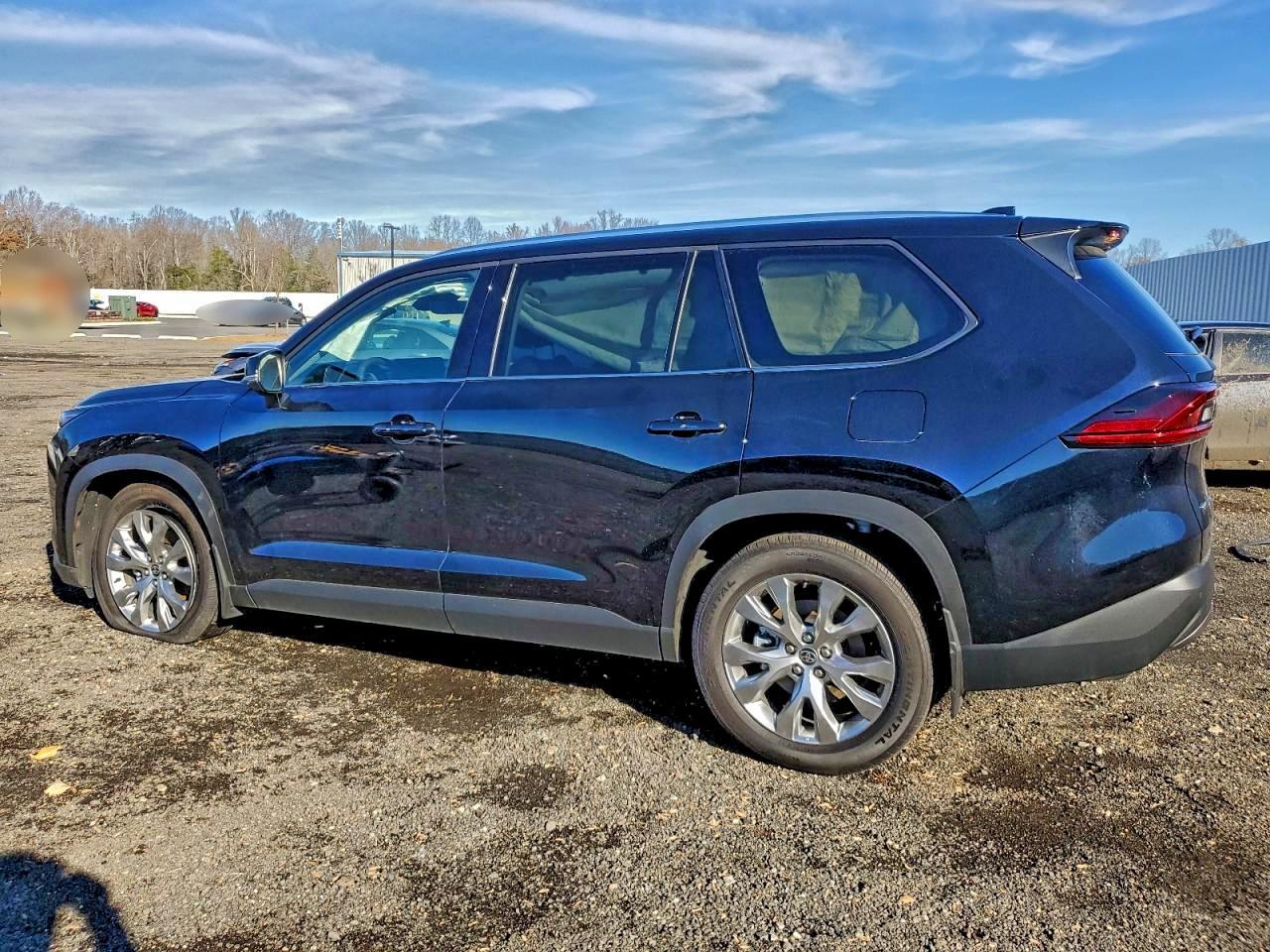 2025 Toyota Grand Highlander Le - Image 2