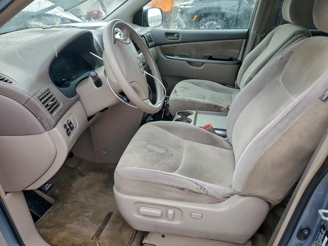 2010 Toyota Sienna Ce - Image 7