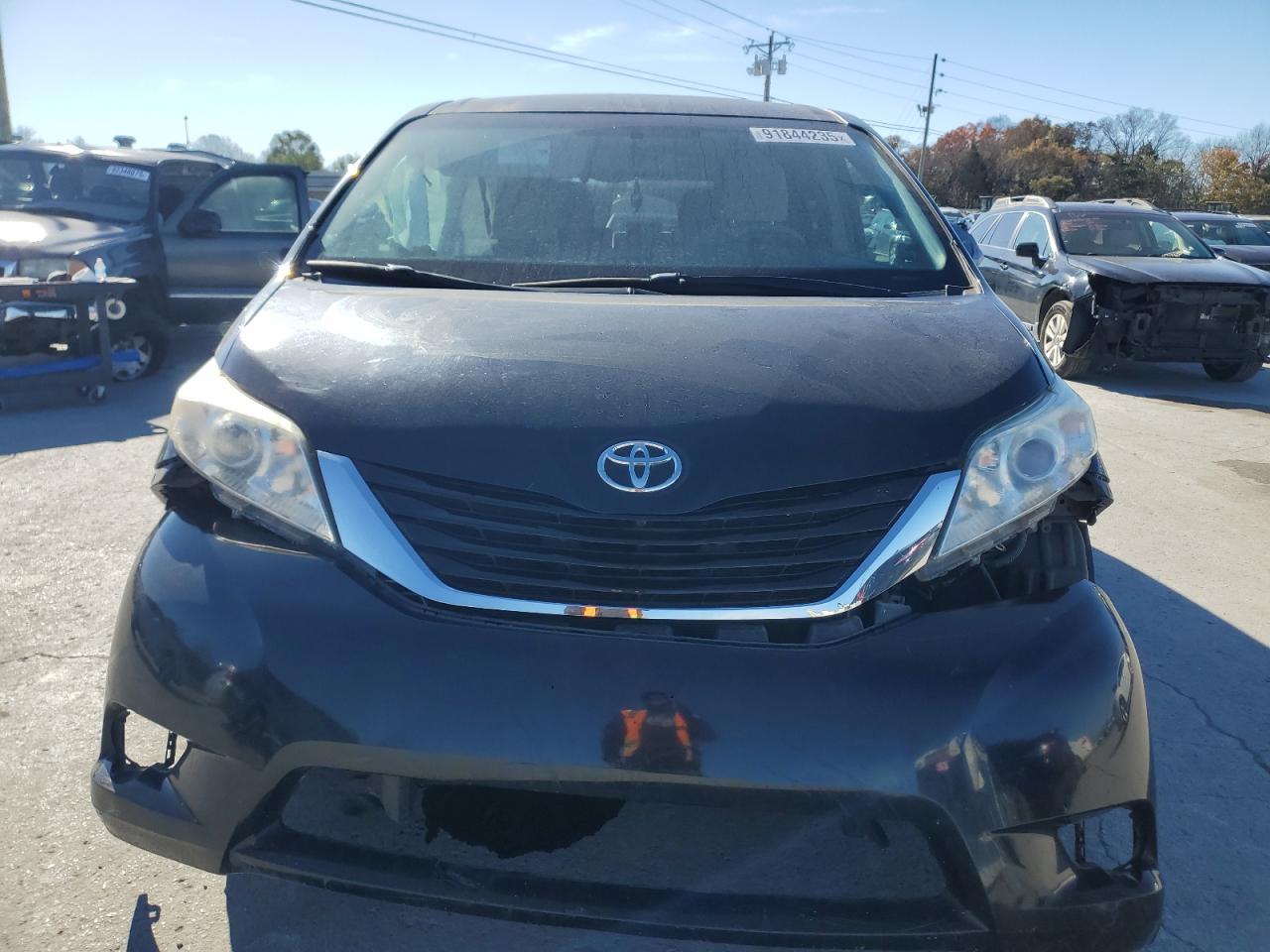 2016 Toyota Sienna Le - Image 5