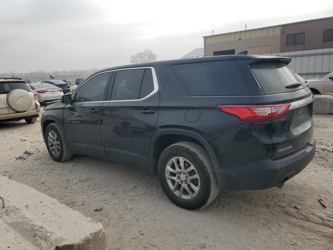 2018 Chevrolet Traverse Ls - Фото 2