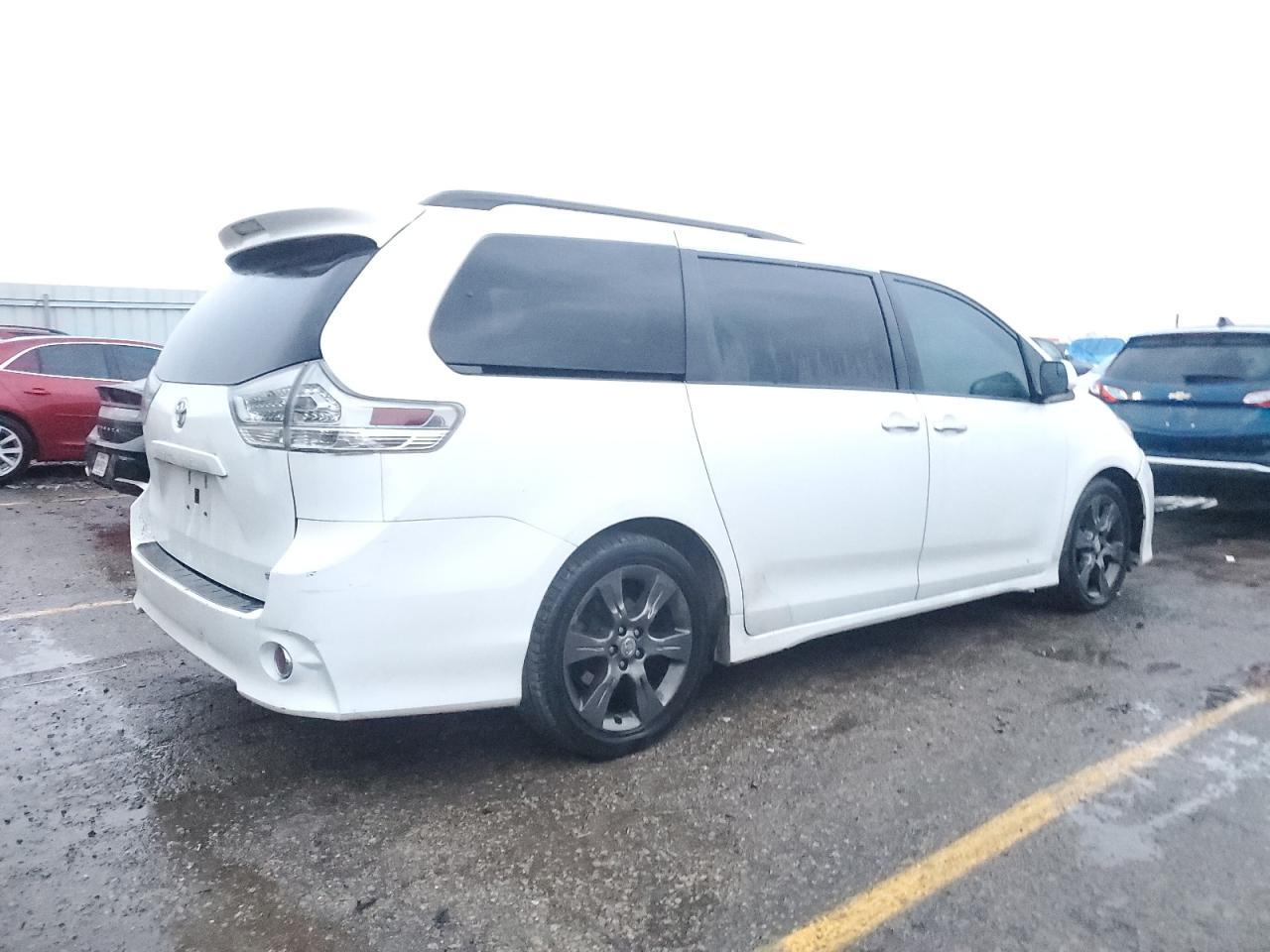 2016 Toyota Sienna Se - Фото 3