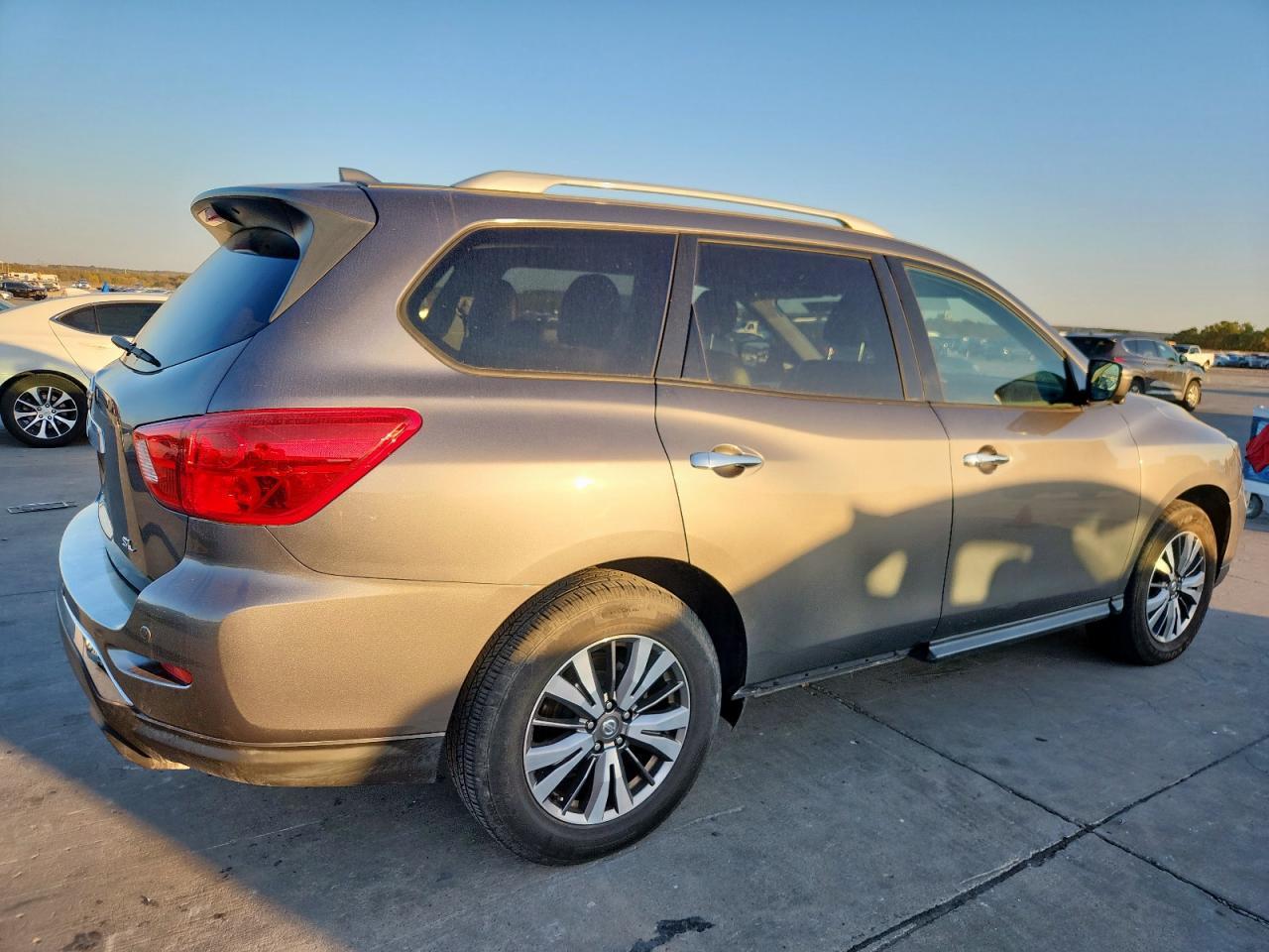 2019 Nissan Pathfinder S - Image 3