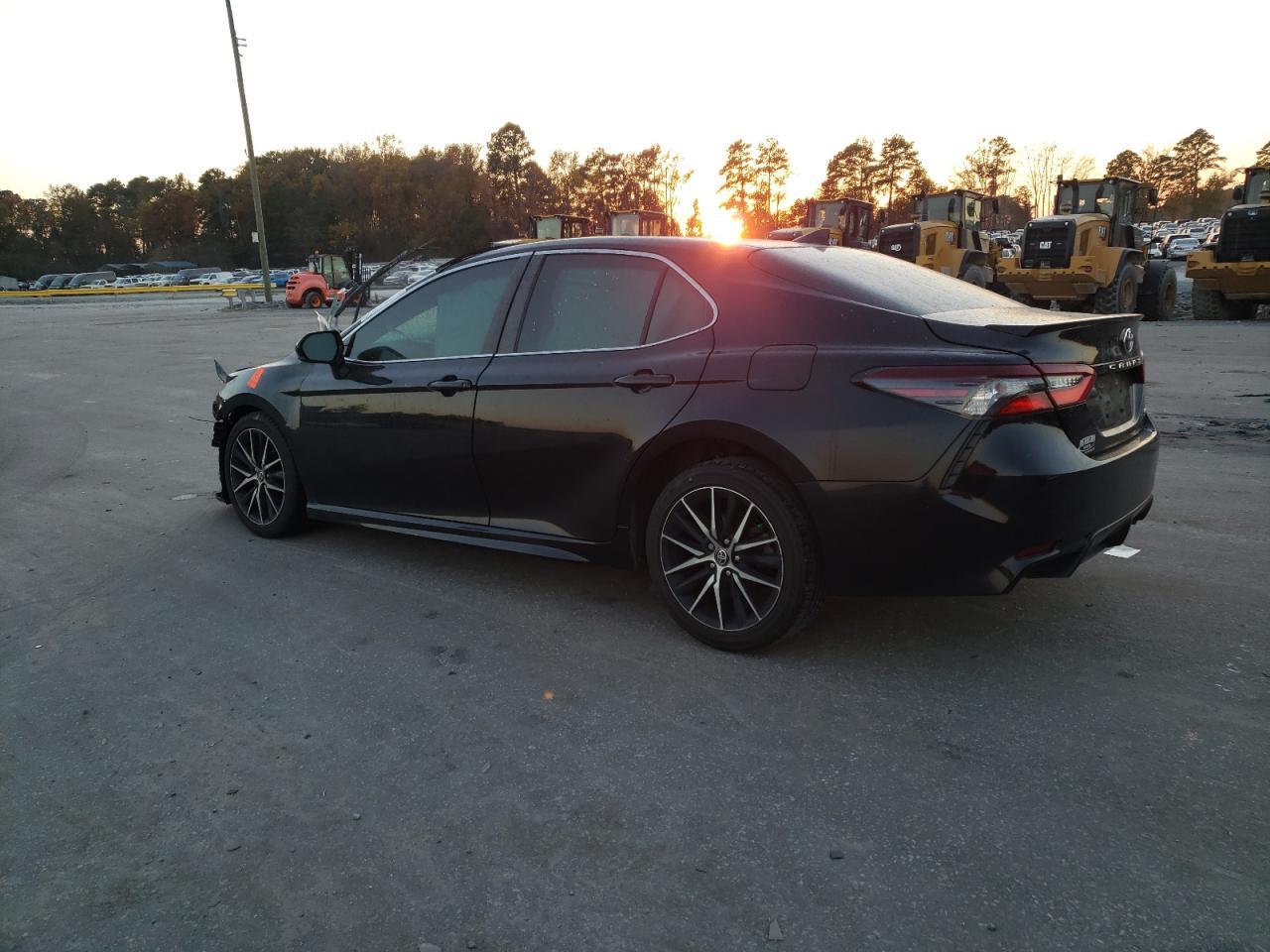 2022 Toyota Camry Se - Фото 2