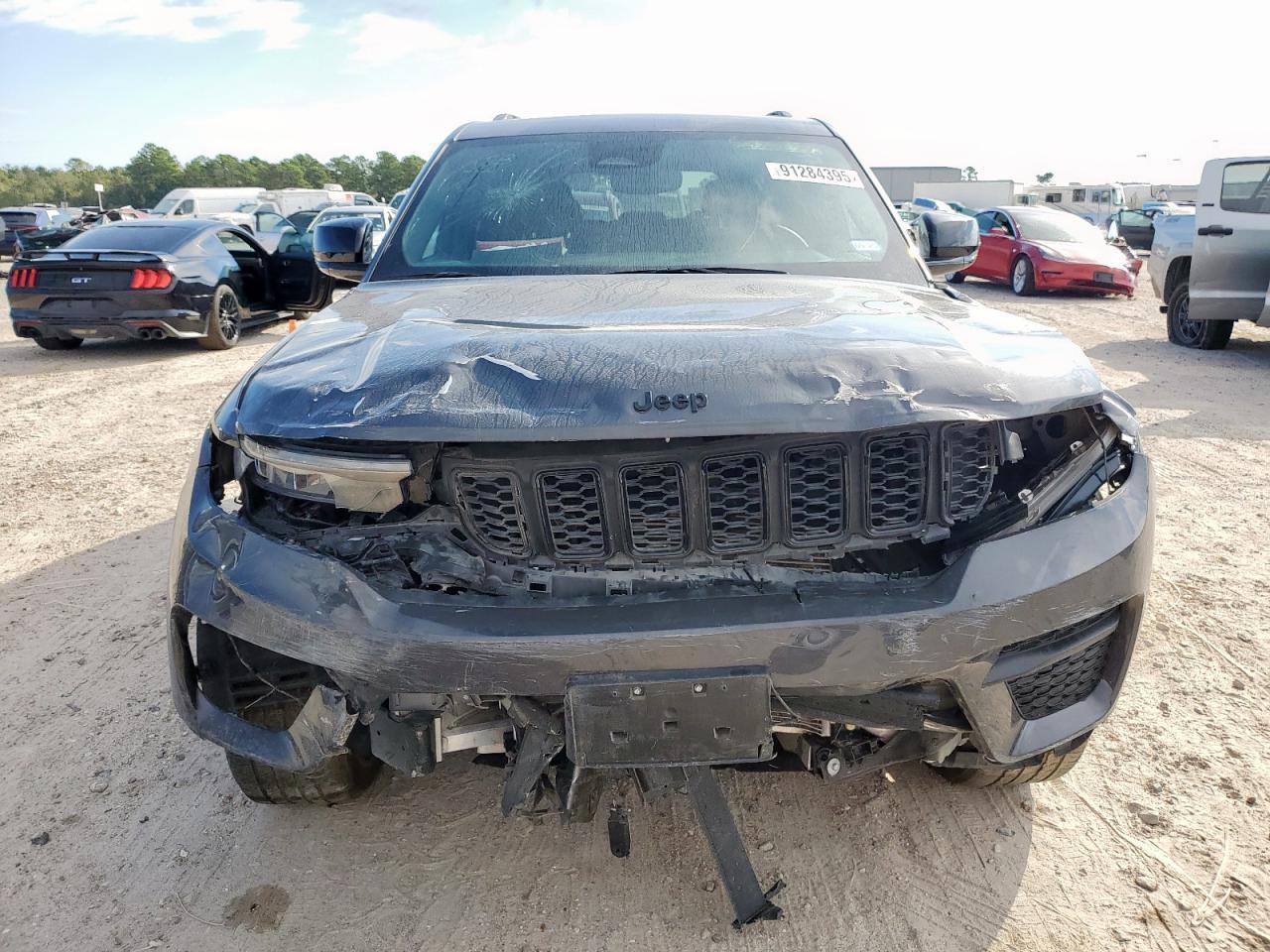 2023 Jeep Grand Cherokee Laredo - Image 5