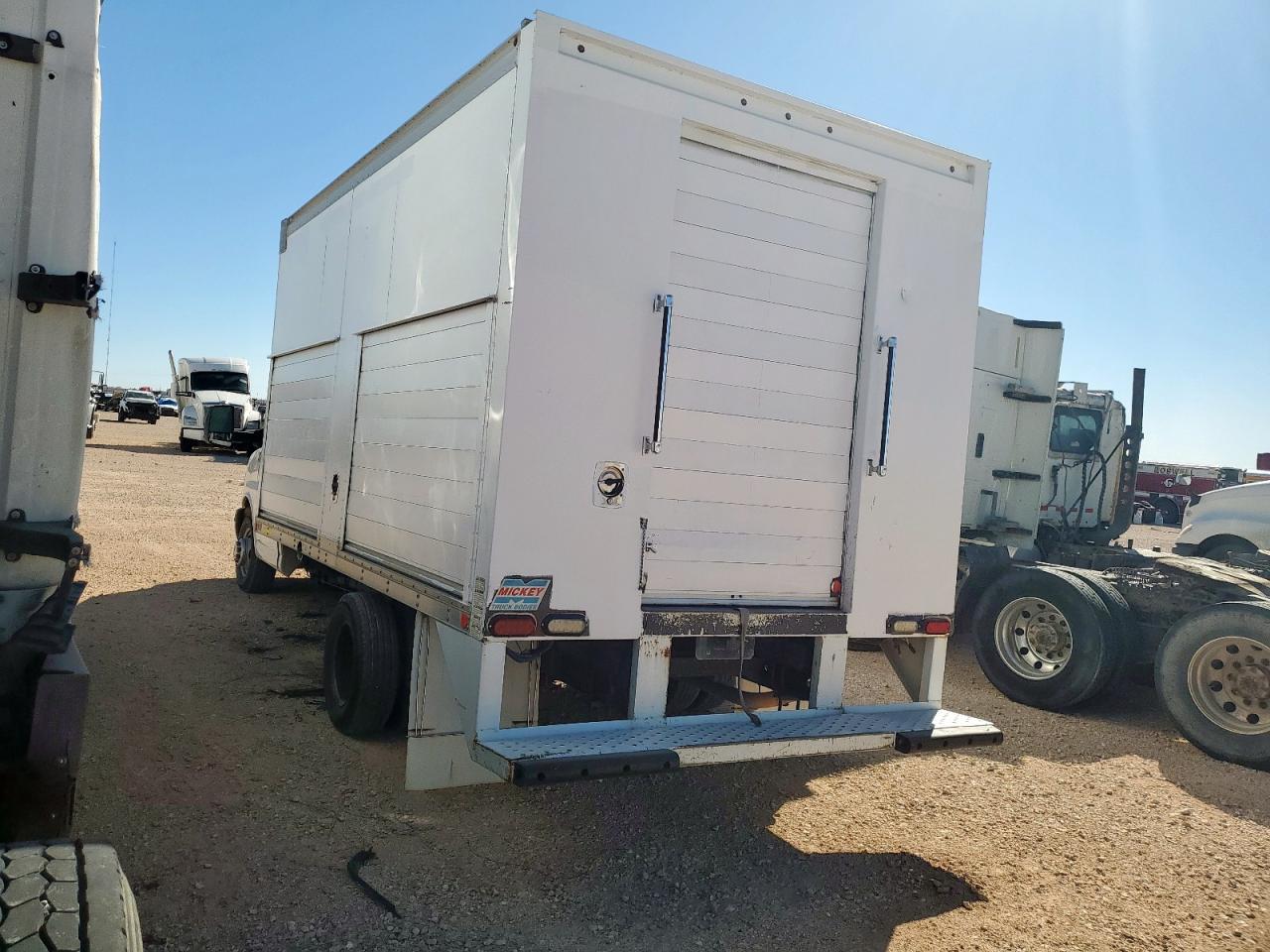 2015 Chevrolet Express G4500 - Фото 2