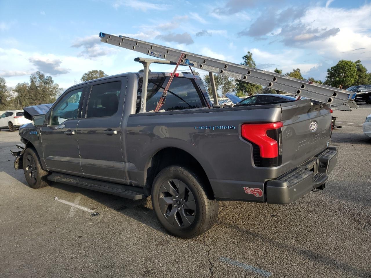 2024 Ford F150 Lightning Xlt - Фото 2