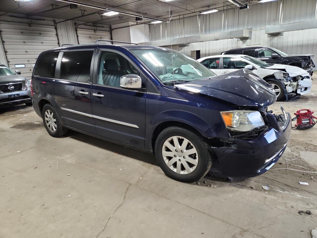 2012 Chrysler Town & Country Touring L - Фото 4