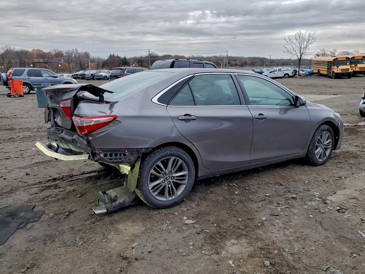2015 Toyota Camry Le - Фото 3