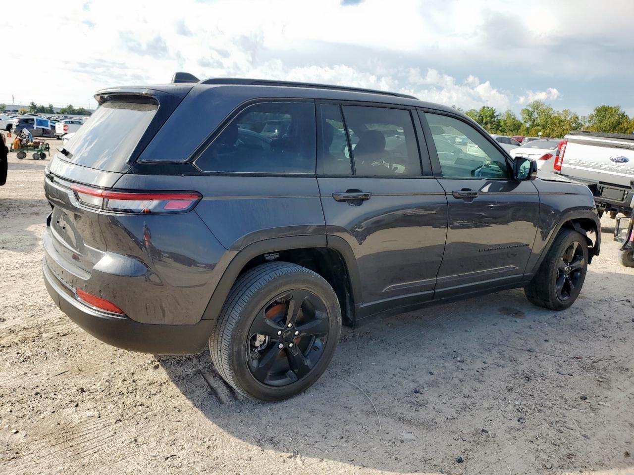2023 Jeep Grand Cherokee Laredo - Image 3