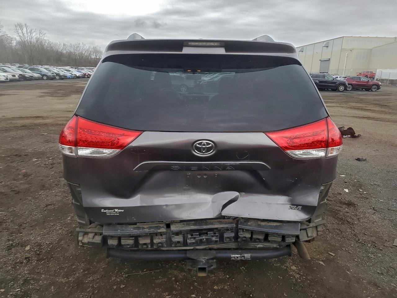2013 Toyota Sienna Xle - Фото 6