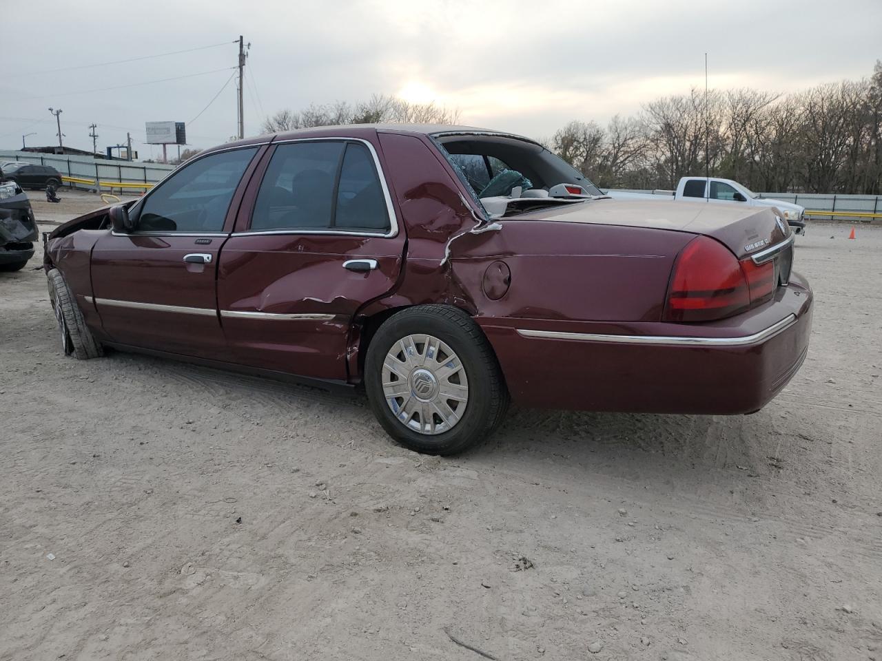 2005 Mercury Gran Marq - Image 2
