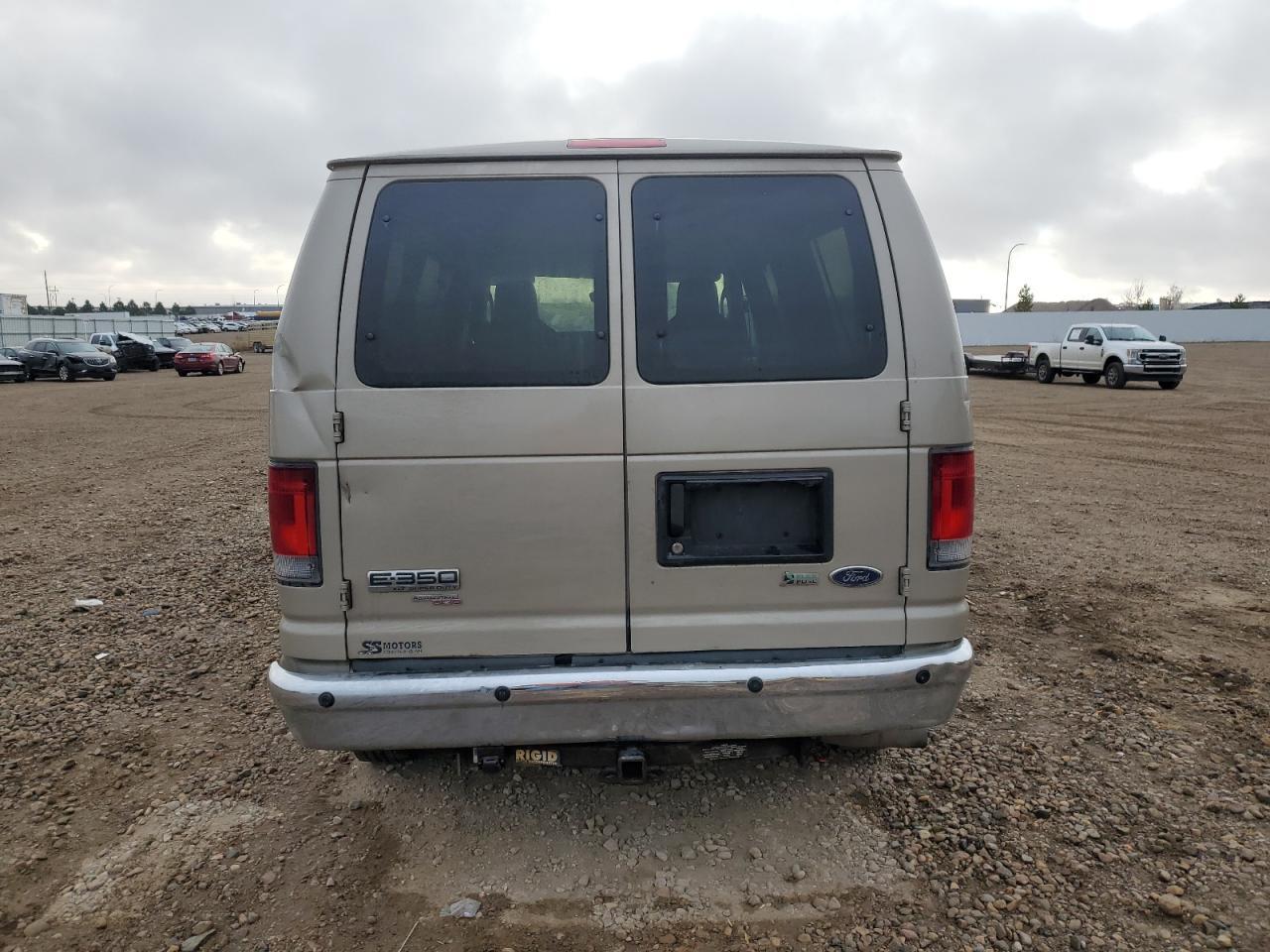 2013 Ford Econoline E350 Super Duty Wagon - Фото 6
