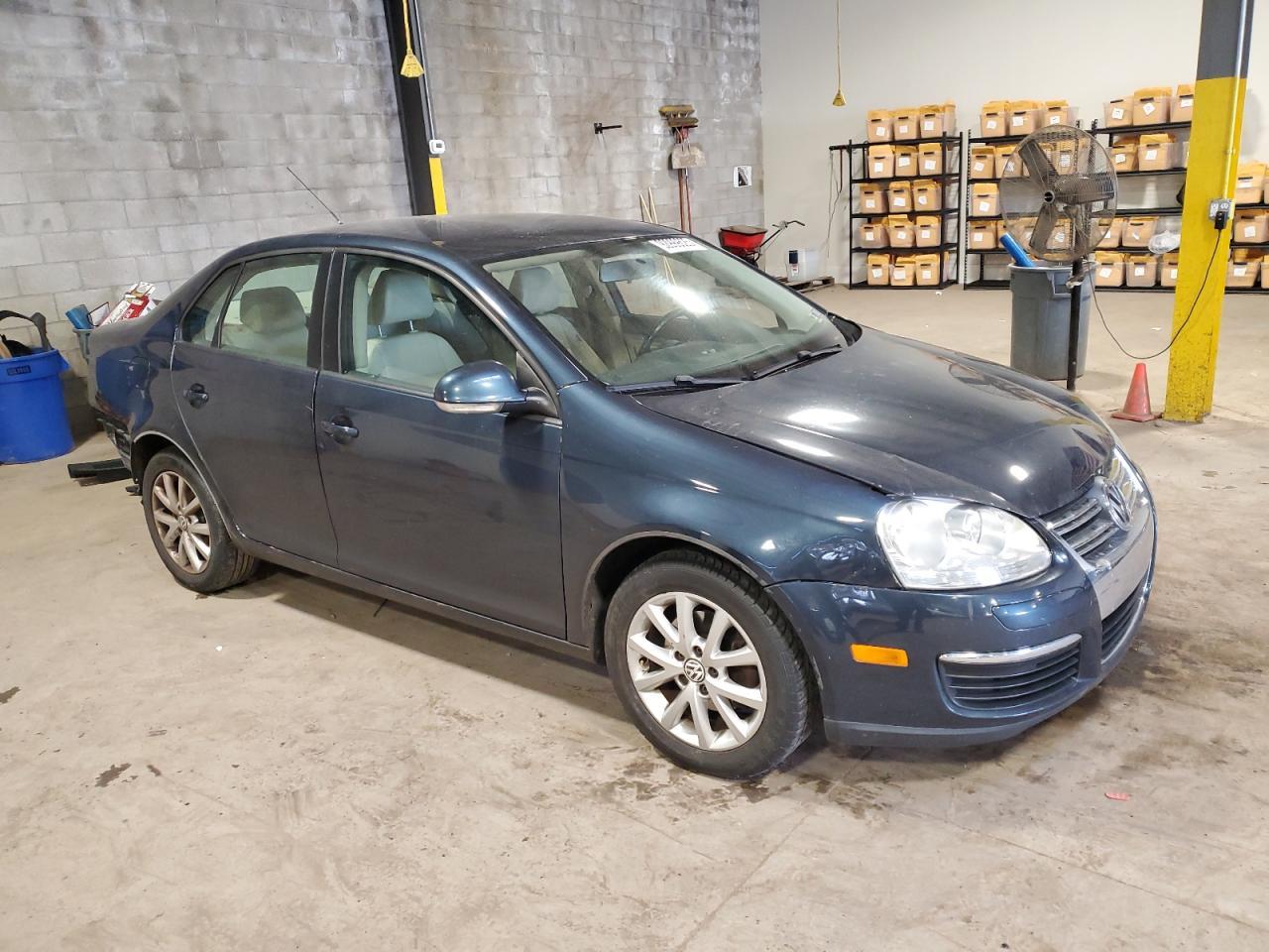 2010 Volkswagen Jetta Limited - Image 4