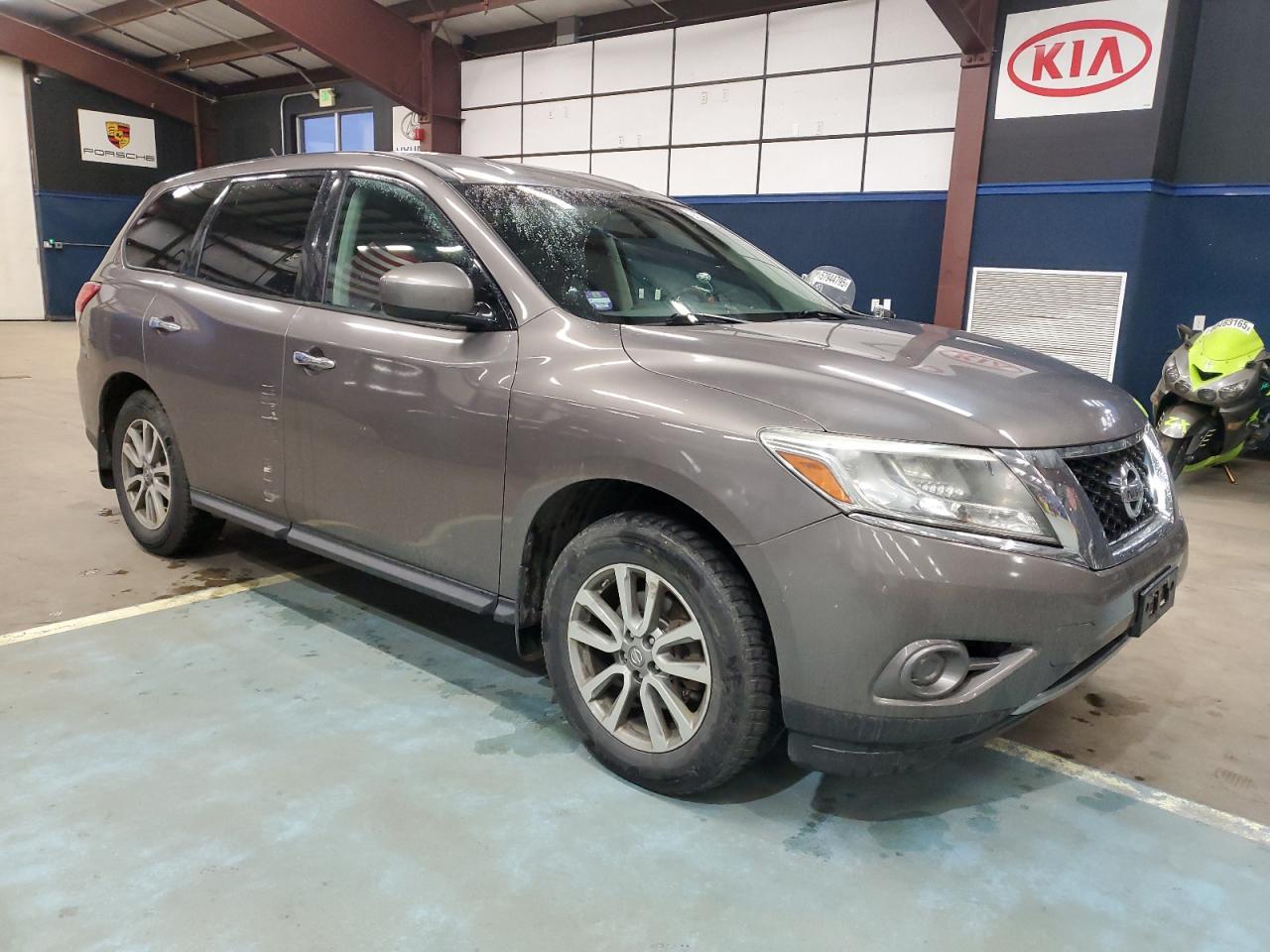 2014 Nissan Pathfinder S - Image 4