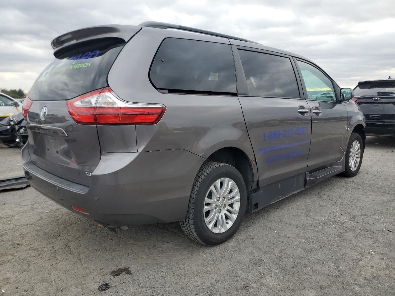 2017 Toyota Sienna Mini Pass Van - Фото 3