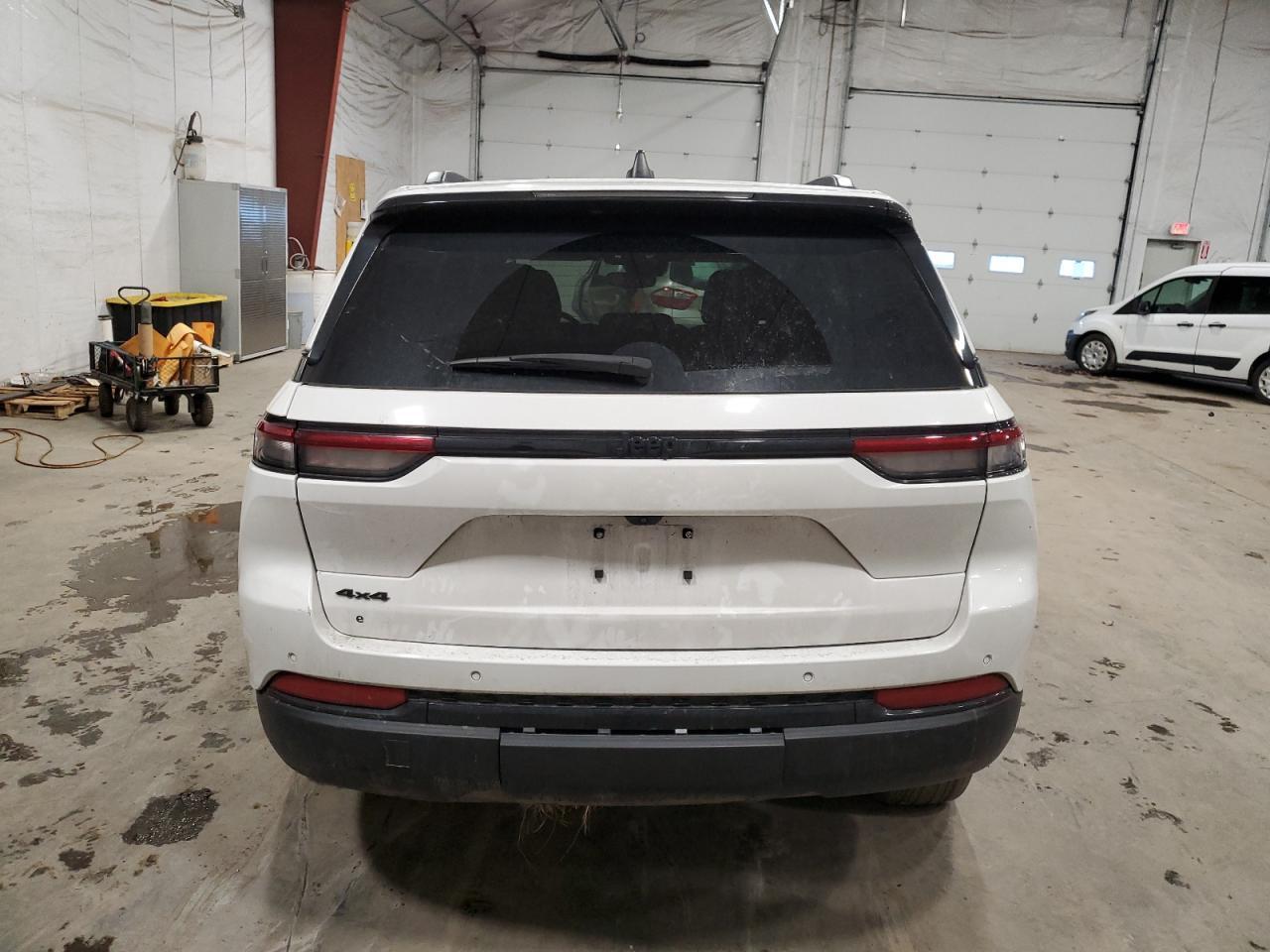 2023 Jeep Grand Cherokee Laredo - Image 6