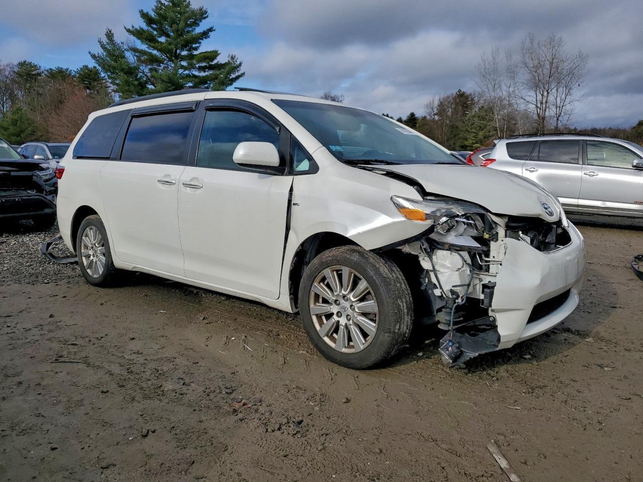 2017 Toyota Sienna Xle 7-Passenger - Image 4