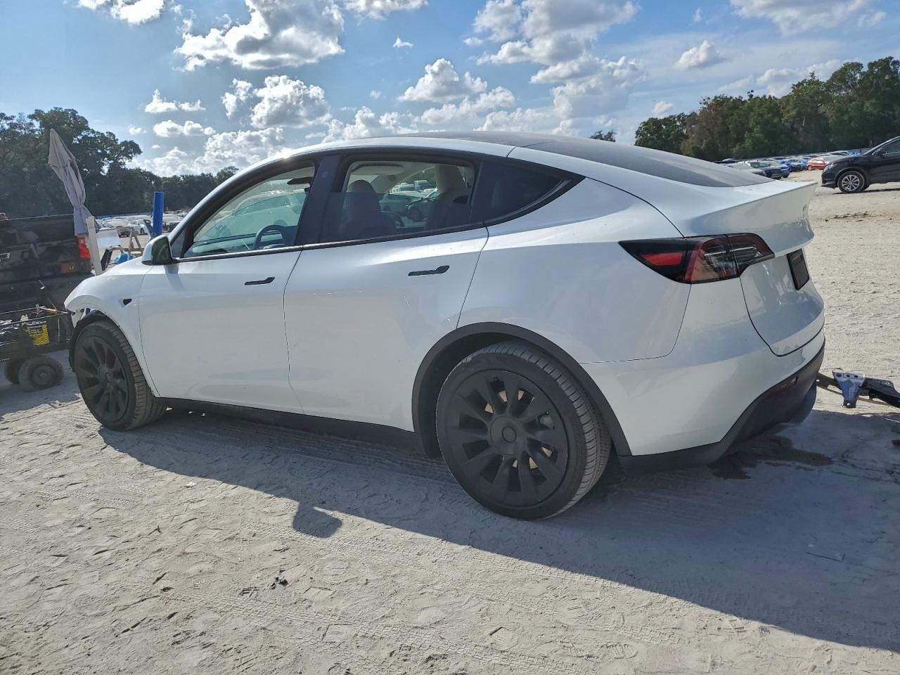 2023 Tesla Model Y - Фото 2