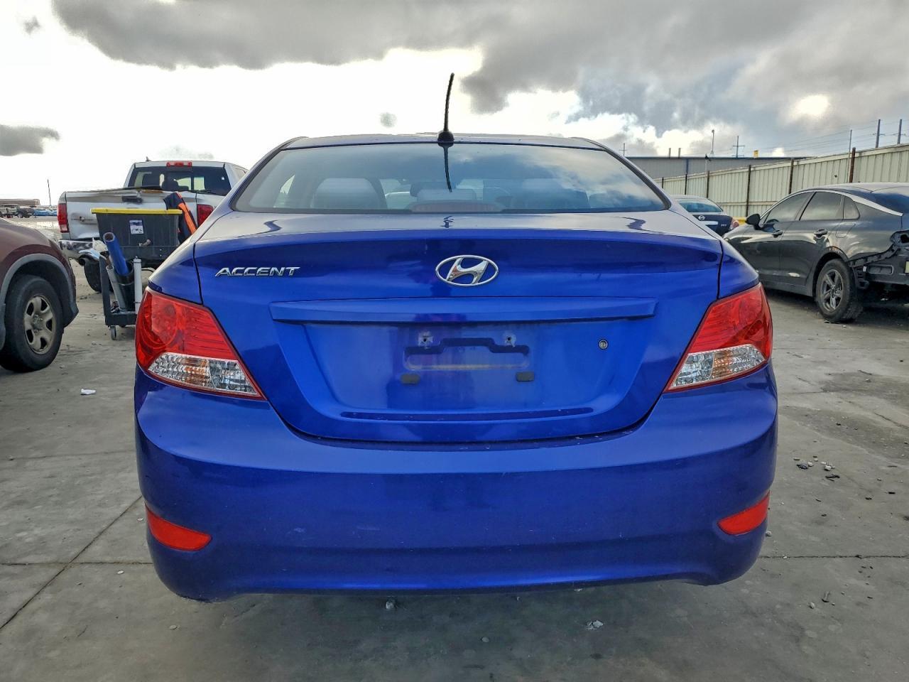 2012 Hyundai Accent - Image 6