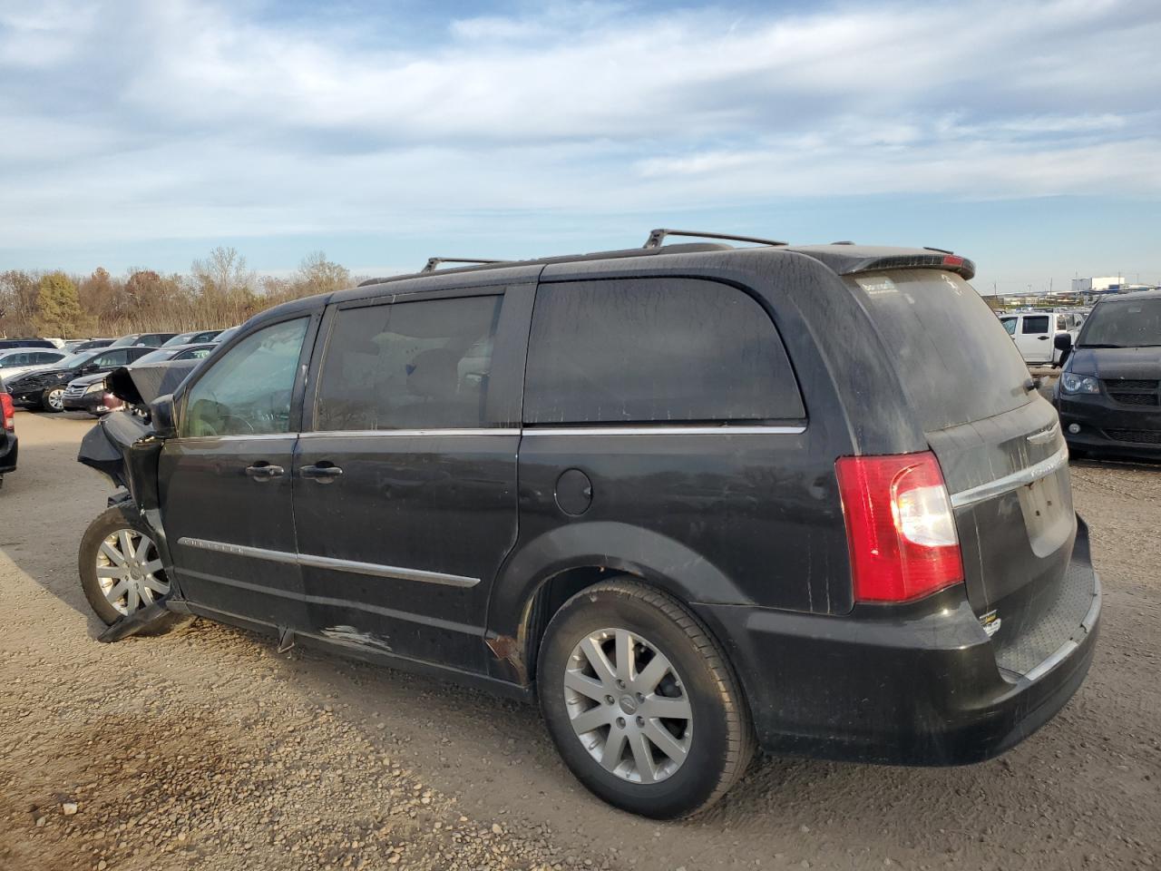 2015 Chrysler Town & Country Touring - Image 2