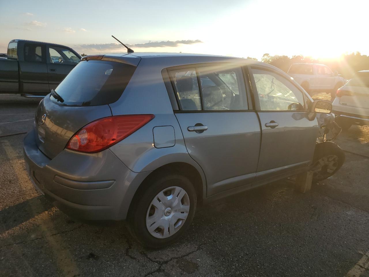 2011 Nissan Versa 1.8 S - Image 3