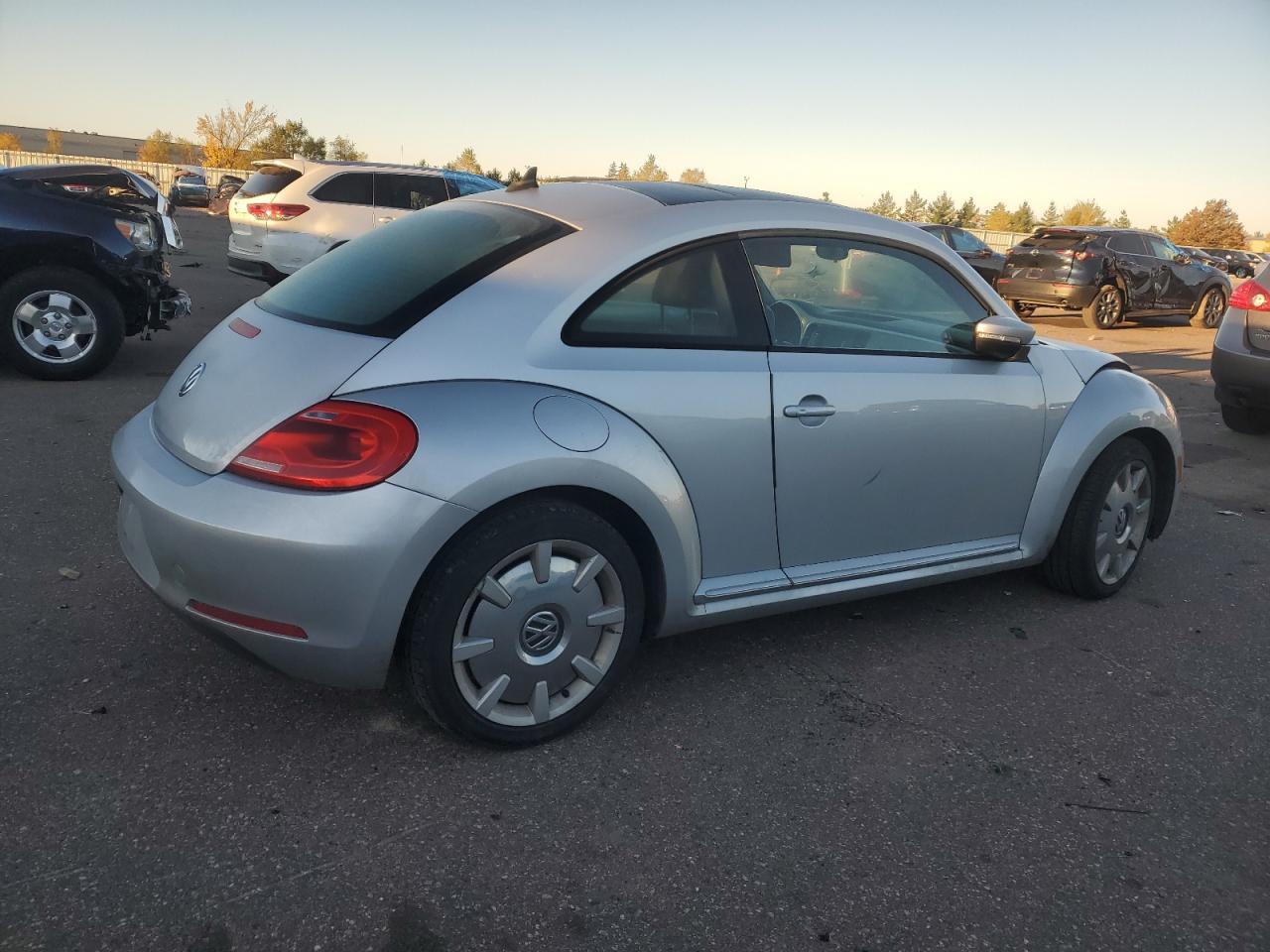 2013 Volkswagen Beetle - Фото 3