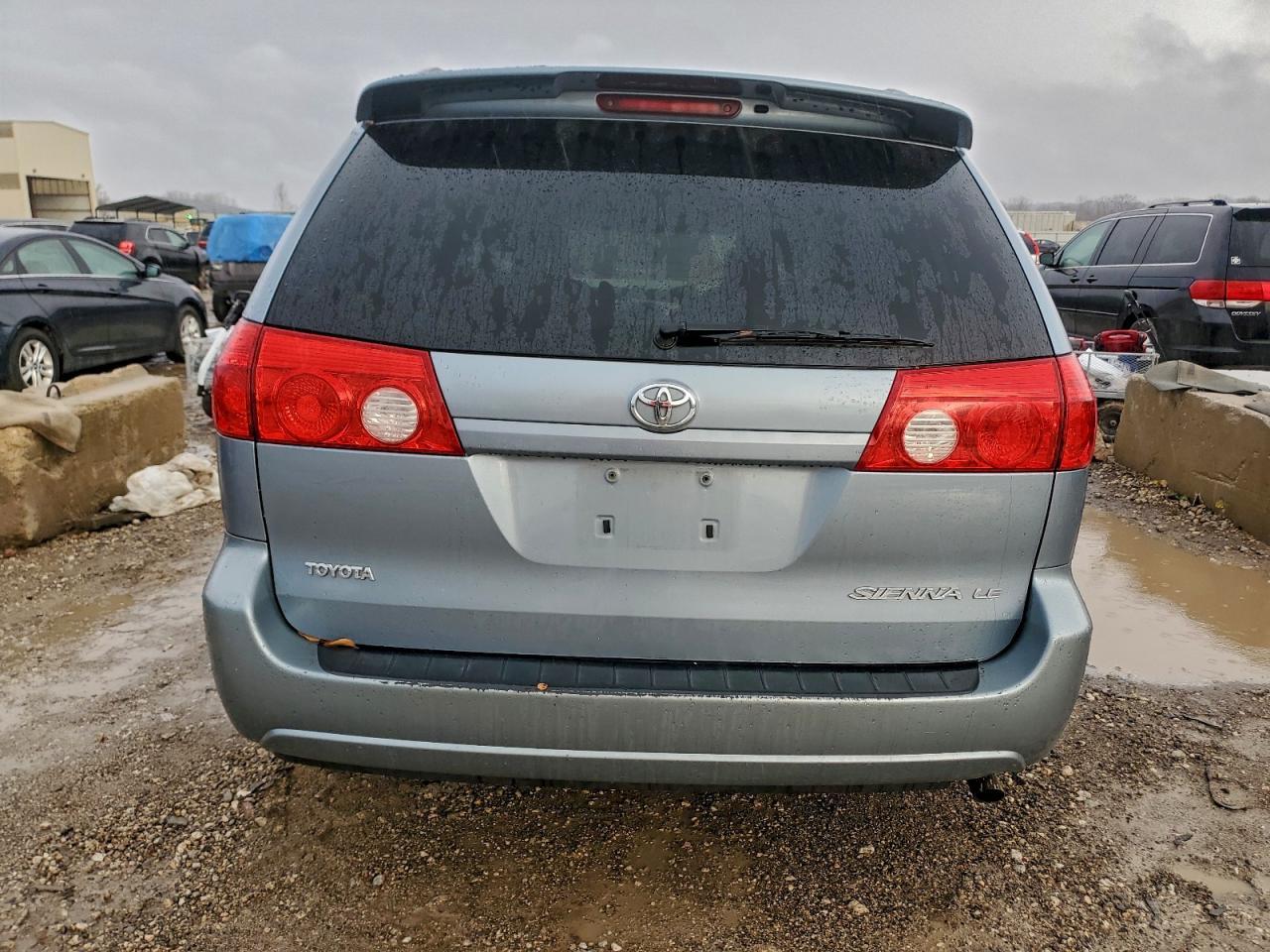 2010 Toyota Sienna Ce - Image 6