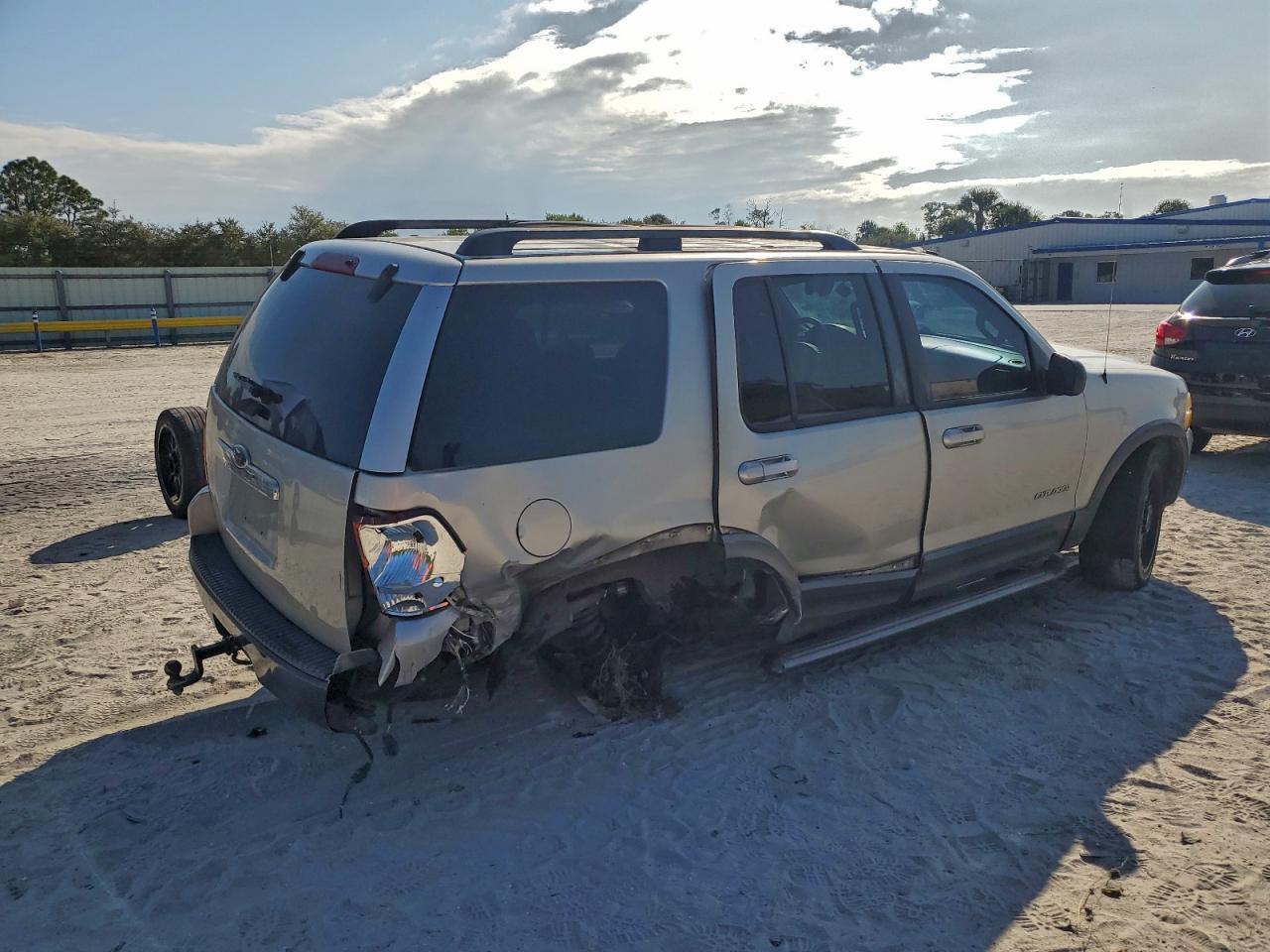 2004 Ford Explorer Xlt - Image 3